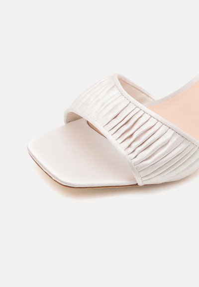 Loeffler Randall NAIMA GATHERED BAND MID HEEL MULE - Magas sarkú papucsszandálok - cream