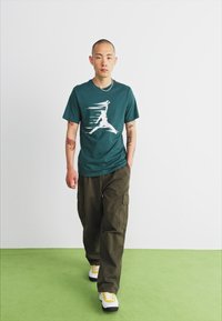 Jordan CREW - Apdrukāts T-krekls - oxidized green/sail