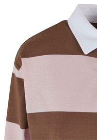Brun og rosa stripete polo skjorte med hvit krage og myk bomullsstoff, med en avslappet passform og jevn tekstur.