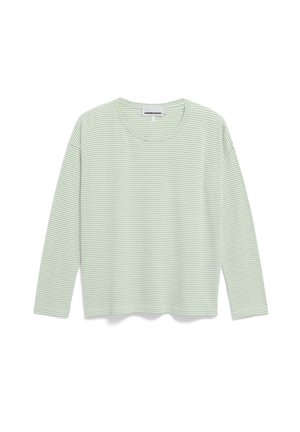 Lichtgroen en wit dun gestreept shirt met lange mouwen en een ronde hals, plat liggend op een witte achtergrond.