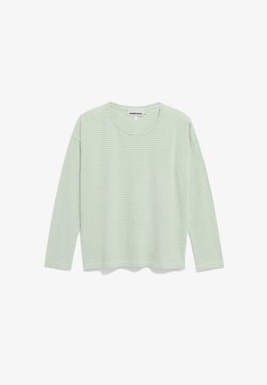 Lichtgroen en wit dun gestreept shirt met lange mouwen en een ronde hals, plat liggend op een witte achtergrond.