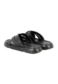 Zwarte slipper sandalen met twee brede crossbanden, textuurleer en een gevoerde rubberen zool. Minimalistisch ontwerp met strakke lijnen.