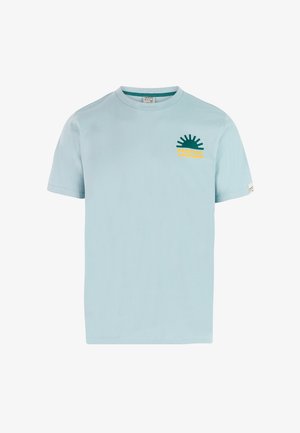 Hellblaues Baumwoll-T-Shirt mit einer grünen Sonne und einer gelben Wellen-Grafik. Klassischer Rundhalsausschnitt mit kurzen Ärmeln und lockerem Schnitt.