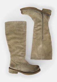 Botas de ante color tostado hasta la rodilla con un acabado texturizado, cremallera lateral y un tacón de madera apilada. Presentan un logo sutil en el lado exterior.