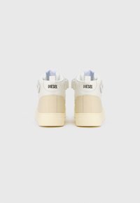 Witte hoge sneakers met crème accenten, voorzien van een gestructureerde zool, een logo op de hak en een gladde synthetische bovenkant.