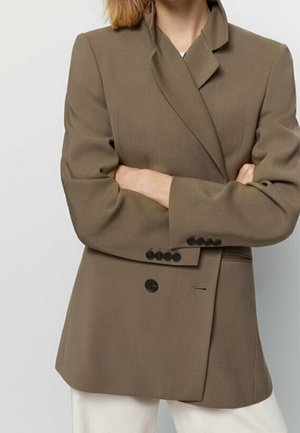 Brązowa marynarka dopasowana, z podwójnym zapięciem, z wyłogami i sześcioma czarnymi guzikami. Tkanina jest gładka i ma uporządkowany krój.