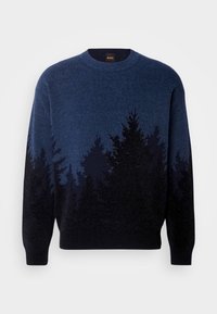 Pull bleu marine avec un motif en silhouette noire de pins le long du bas et des manches, avec un col rond.