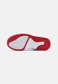 Jordan JORDAN MAX AURA 5 UNISEX - Basketbalové boty - white/gym red/black