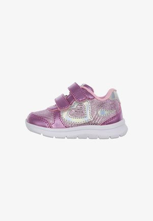 Zapatillas sintéticas moradas con un acabado brillante y texturizado, dos correas de velcro y un diseño de corazón con acentos reflectantes. Suela de goma blanca.