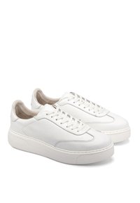 Białe skórzane sneakersy z teksturowaną powierzchnią, okrągłym noskiem, sznurowanym z przodu i grubą gumową podeszwą. Minimalistyczny design z subtelnym przeszyciem.