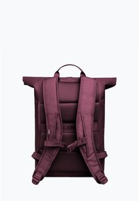 Zaino roll-top color bordeaux con spallacci imbottiti regolabili, imbottitura in rete sul retro e logo del marchio discreto sulla parte anteriore. Costruzione in tessuto resistente.