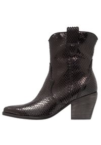 Bottes de cheville noires à texture reptile, avec un bout pointu, des coutures détaillées et un talon épais. Elles possèdent une languette pour un enfilage facile.