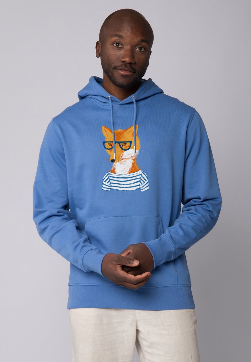 Blauer Hoodie aus Stoff mit einem orangefarbenen Fuchs mit Brille und einem Design eines gestreiften Hemdes auf der Vorderseite. Kängurutasche auf Taillenhöhe.