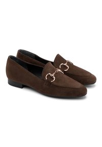 Mocassini in suede marrone con tacco piatto, caratterizzati da un accento in metallo argentato al centro e da una texture liscia.