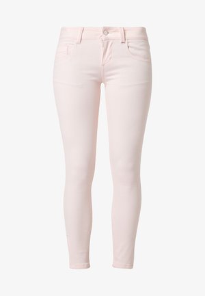 Jeans ajustados de color rosa claro, hechos de denim, con cierre de botón en la parte delantera, cremallera y cinco bolsillos, con una textura suave.