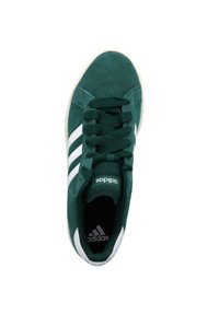 Sneaker in suede verde con strisce bianche, punta arrotondata e lacci texturizzati. Presenta una linguetta con marchio e un interno imbottito.
