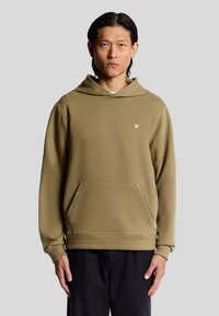 Olijfgroene hoodie met een voorzak, subtiele textuur, verstelbare trekkoordkap en klein logo op de borst.