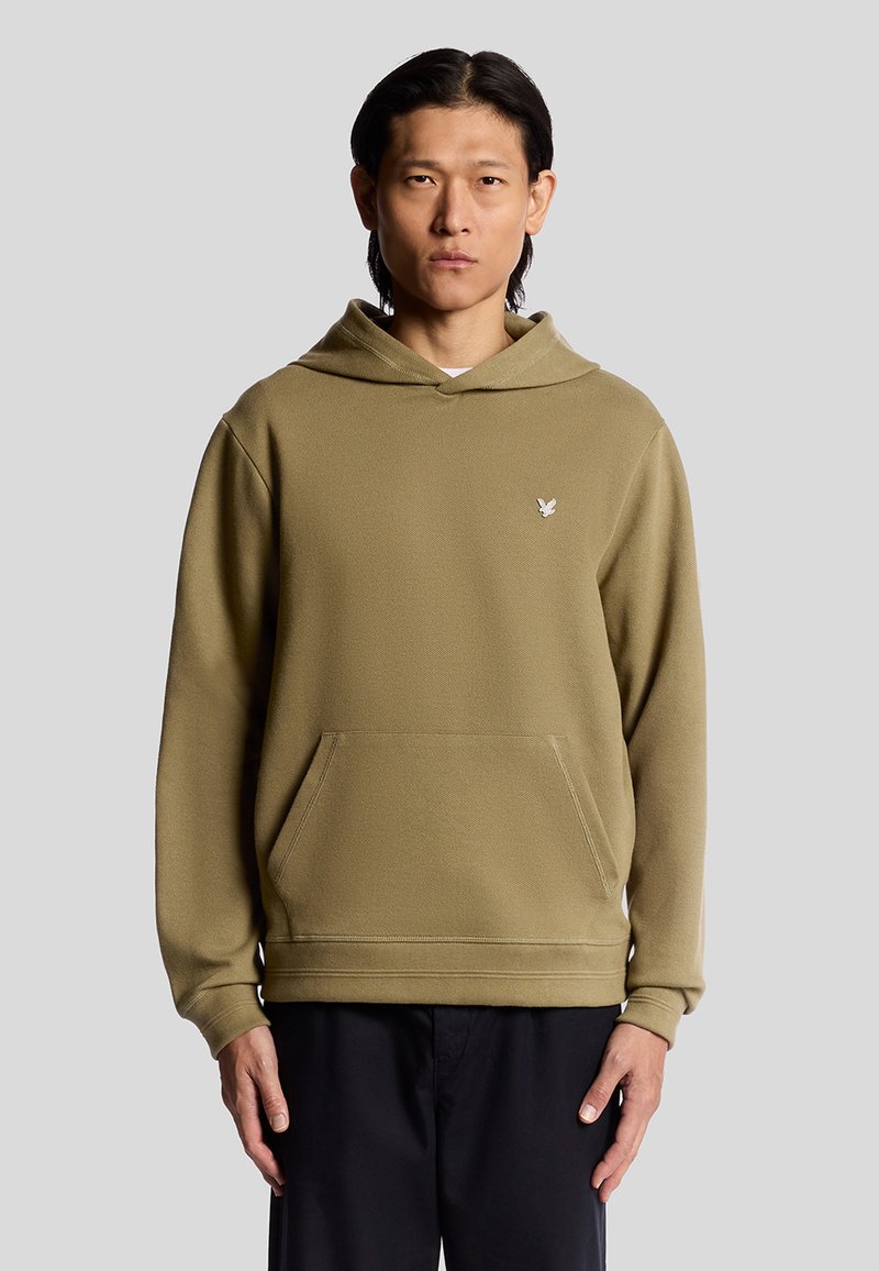 Olijfgroene hoodie met een voorzak, subtiele textuur, verstelbare trekkoordkap en klein logo op de borst.