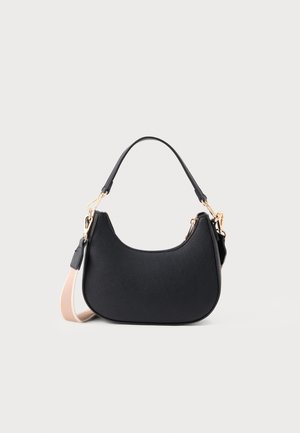 Czarna torebka w kształcie półksiężyca z krótkim uchwytem i odpinanym beżowym paskiem na ramię, złote okucia oraz zapięcie na górny suwak.