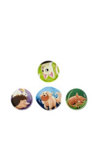 Vier tierisch gestaltete Abzeichen: ein Igel, eine Katze, ein Hund mit einem Spielzeug und ein schlafendes Reh. Jedes hat bunte, cartoonartige Illustrationen.