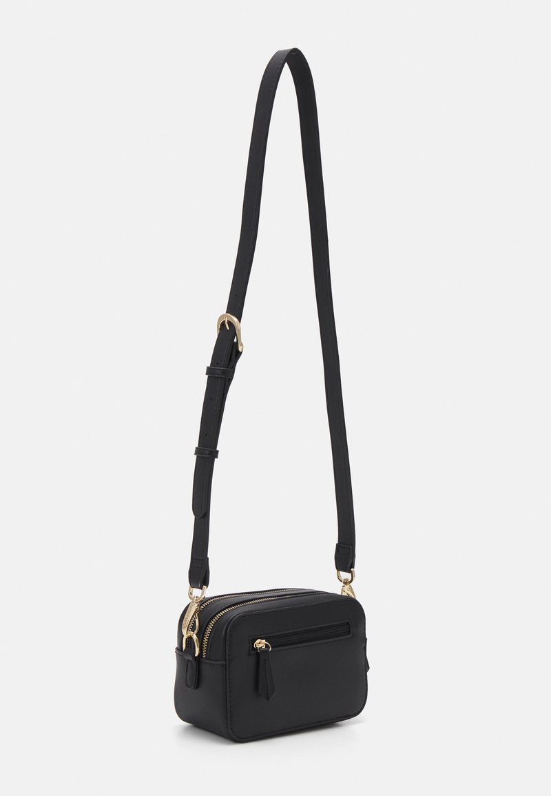 Borsa a tracolla nera realizzata in pelle liscia. Presenta hardware in tonalità oro, scomparti con doppia cerniera e una tracolla regolabile. Forma rettangolare compatta.