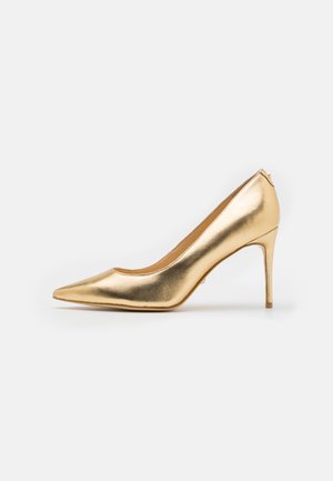 Pompa a stiletto in metallo dorato con punta affusolata e superficie liscia. Il tacco a stiletto conferisce altezza, presentando un design elegante e minimalista.