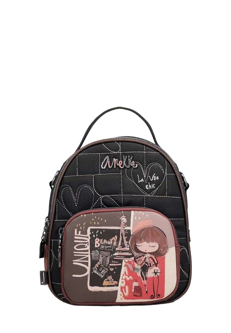 Czarny plecak z ekologicznej skóry o zaokrąglonym kształcie, z przednią kieszenią na zamek z kolorowym paryskim wzorem. Podkreślony detalami w postaci przeszyć.