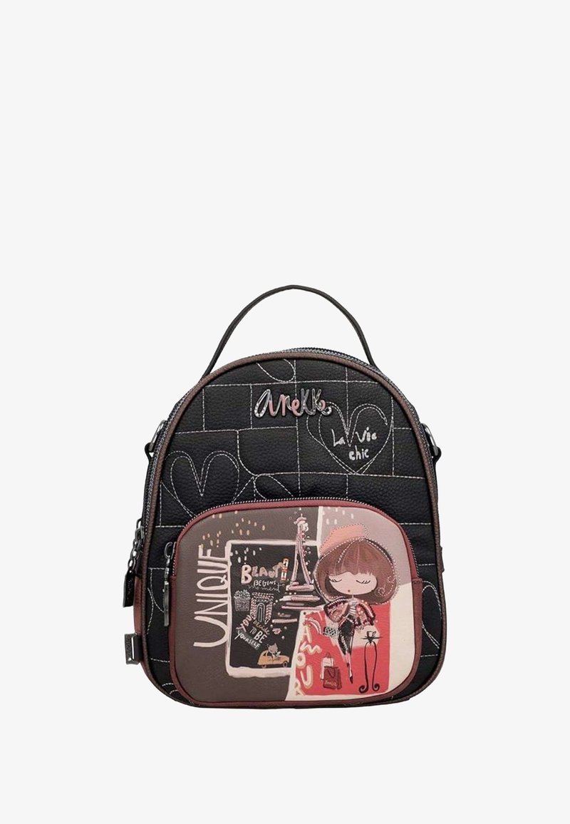 Czarny plecak z ekologicznej skóry o zaokrąglonym kształcie, z przednią kieszenią na zamek z kolorowym paryskim wzorem. Podkreślony detalami w postaci przeszyć.