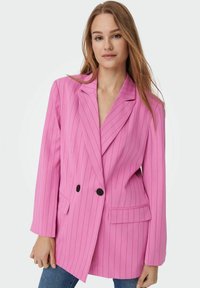 Blazer a righe rosa con risvolto a lancia, doppio bottone e tasche frontali. Realizzato in tessuto liscio con una vestibilità rilassata.