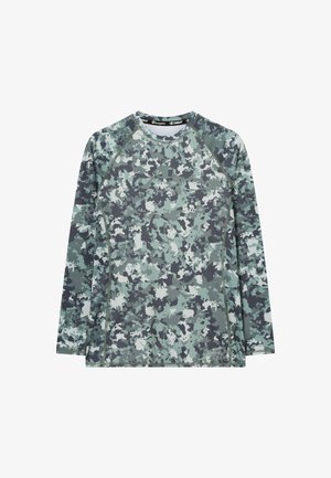 Langärmliges Shirt in einem grün-grauen Camouflage-Muster, aus glattem, leichtem Stoff gefertigt, mit Raglanärmeln und Rundhalsausschnitt.