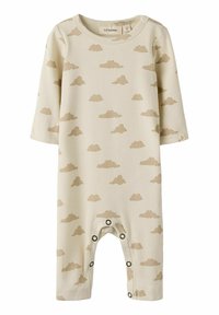 Śmietankowy, żeberkowy body dla niemowląt z długim rękawem i beżowym wzorem chmur, z zatrzaskami przy nogawkach ułatwiającymi zmianę pieluszki.