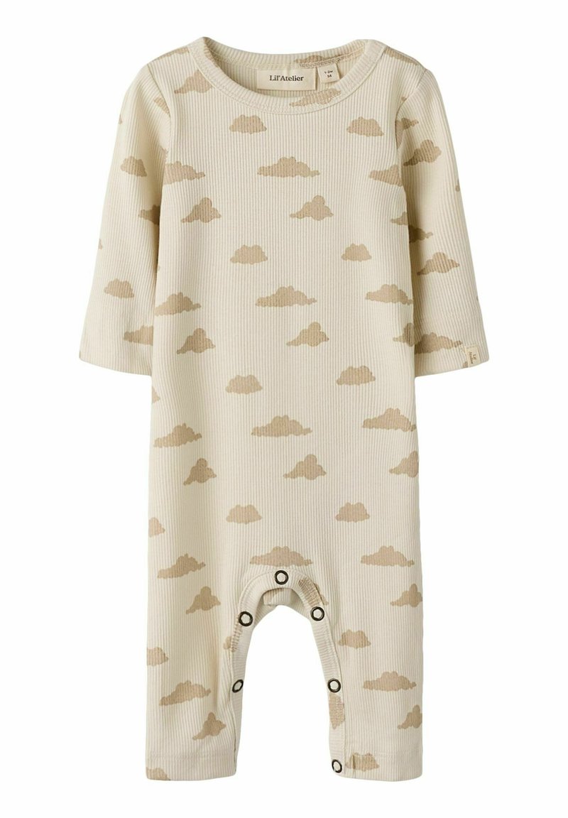 Śmietankowy, żeberkowy body dla niemowląt z długim rękawem i beżowym wzorem chmur, z zatrzaskami przy nogawkach ułatwiającymi zmianę pieluszki.