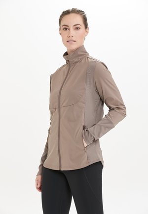Brun zip-up jakke med høj krave, der har kontrastfyldt tekstureret panel og to forlommer. Letvægts, åndbart stof.