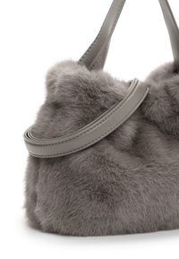 Borsa in pelliccia sintetica grigia con una tracolla in pelle grigia liscia, forma arrotondata e texture morbida. Presenta cuciture sulla tracolla per un tocco di dettaglio.