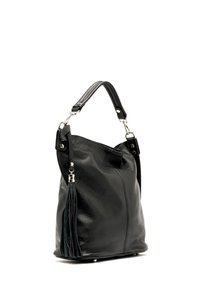 Borsa a spalla in pelle nera con una maniglia singola, hardware in argento e un pompon nero che pende sul lato.