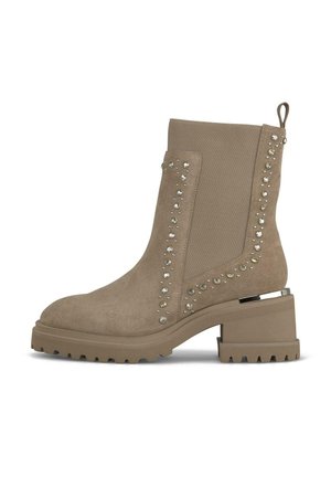 Bottines en daim beige avec des strass décoratifs sur les côtés, talon carré et semelle en caoutchouc texturée pour une bonne adhérence.