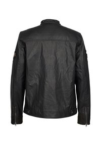 Schwarze Lederjacke mit strukturierter Form, hohem Kragen und geripptem Textur an den Schultern. Verfügt über Reißverschlüsse an den Manschetten und ein Logo-Patch am Ärmel.