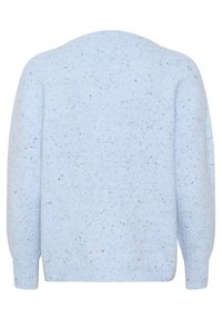 Jasnoniebieski sweter o teksturowanym wykończeniu z wzorem w drobne plamki. Posiada okrągły dekolt oraz długie, lekko bufiaste rękawy.