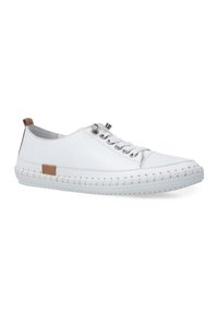 Weiße Ledersneaker mit runder Zehenpartie, genähter Gummisohle und braunem Akzenttab an der Ferse; verfügen über ein schnürbares Design mit silbernen Ösen.