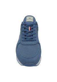 Blauwe sportieve schoen met een bovenwerk van mesh en suede, ronde veters, een gepolsterde tong en een gestructureerde zool met witte accenten.