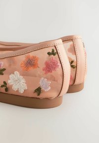 Balerini roz din plasă cu broderie florală în portocaliu și alb, având o margine netedă din piele roz și o talpă ușoară maro.