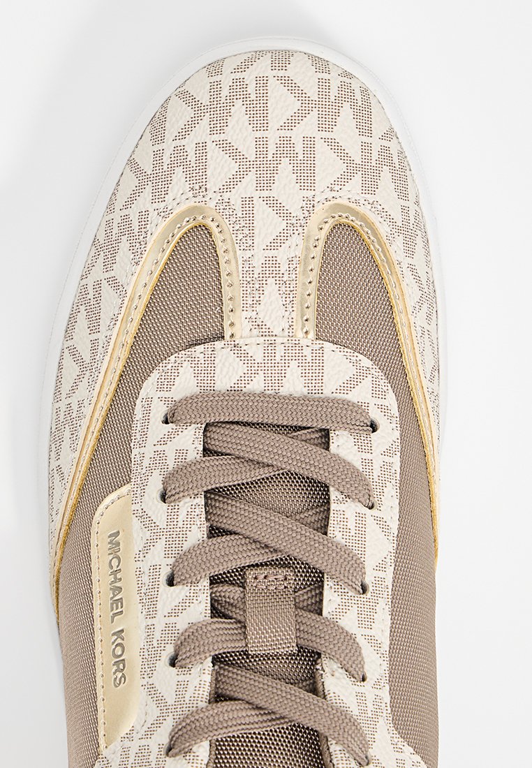 Sneakers beige clair avec des accents dorés et un motif géométrique texturé. Présentent une semelle épaisse, un bout rond et des lacets marron.