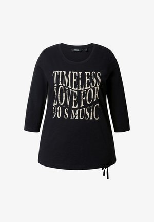 Schwarzes T-Shirt mit dreiviertel Ärmeln und rundem Halsausschnitt, das mit abgenutztem weißen Text "Zeitlose Liebe für 90er Musik" sowie einem Bindedetail am Saum versehen ist.