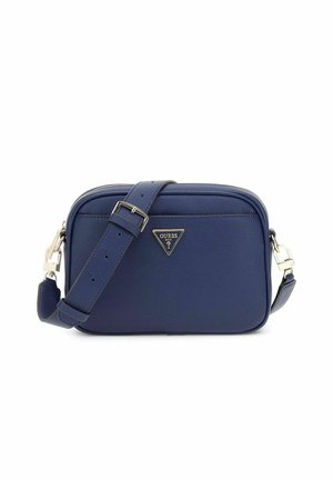 Sac bandoulière en cuir bleu marine de forme rectangulaire, avec une sangle réglable, des finitions en métal argenté et un accent logo en métal triangulaire.