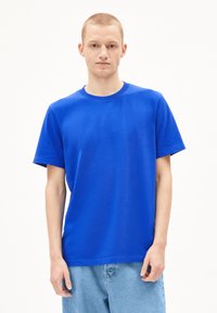 Blaues Kurzarm-T-Shirt in einfarbig, mit rundem Ausschnitt, aus Baumwolle, mit glatter Textur und normaler Passform.