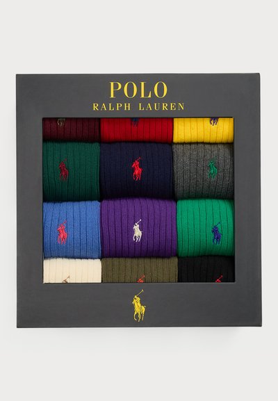 Juego de 12 calcetines de punto coloridos en una caja negra. Presenta colores rojo, verde, azul, amarillo y púrpura con logotipos bordados en diversos tonos.