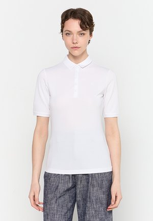 Bílá polo košile krátký rukáv s knoflíkovou légou, vyrobená z hladkého, lehkého materiálu. Obsahuje decentní detail loga na hrudi.