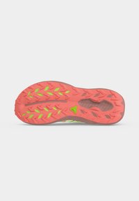 Semelle de chaussure avec une bande de roulement orange profond comprenant des accents verts et des motifs en forme de flèche conçus pour l'adhérence extérieure.