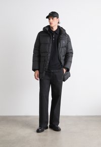 Calvin Klein LONG HOODED QUILT PUFFER - Zimska jakna - black