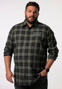 Heren langemouwen geruite shirt in donker groen en zwart, met een knoopsluiting aan de voorkant, opgerolde mouwen en een borstprint met "BROOKLYN."